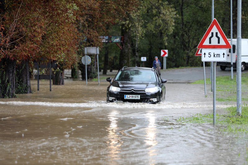 Na poti v službo? Pozor, zaradi obilnega dežja zaprte številne ceste (foto: Bobo)