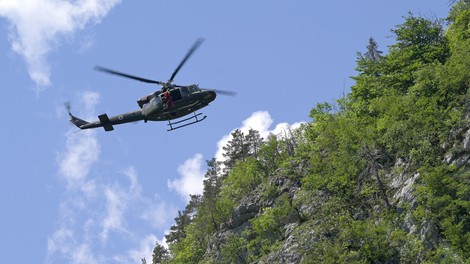 Koga s helikopterji in psi iščejo novogoriški policisti?