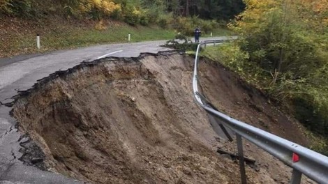 Plaz odnesel cesto do Črnivca - preverite, kje je edina možnost obvoza!