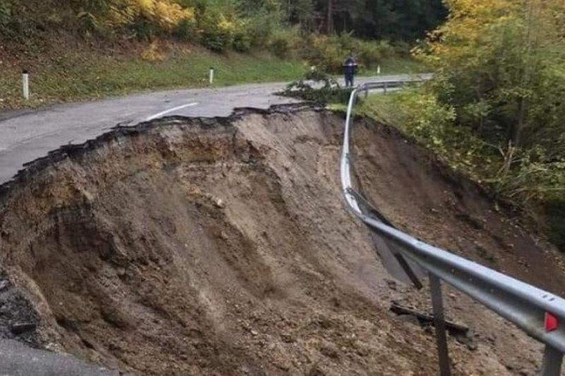 Plaz odnesel cesto do Črnivca - preverite, kje je edina možnost obvoza! (foto: Facebook/Franci Ugovšek)