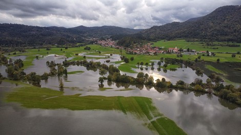 FOTO: Poglejte, kako se je polje spremenilo v jezero, ki privabi številne ribiče