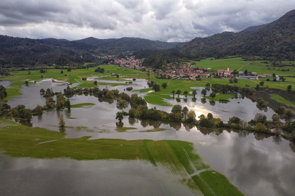 Planinsko polje je najnižje ležeče od kraških polj Notranjskega podolja. Podobno kot Cerkniško se tudi Planinsko polje lahko spremeni v jezero, saj večkrat na leto poplavi.