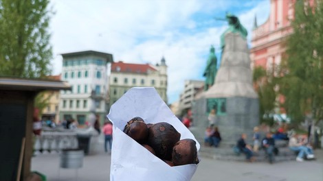 V mestih že diši po pečenem kostanju: za koliko so letošnje merice dražje od lanskih?