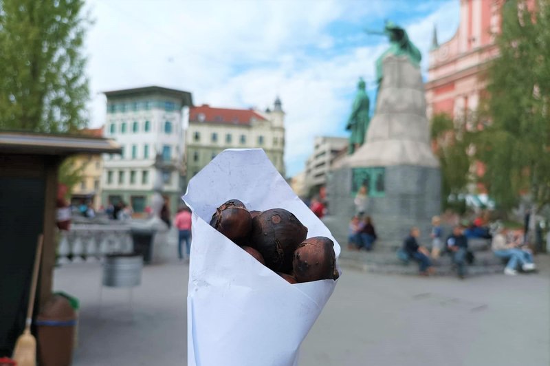 V mestih že diši po pečenem kostanju: za koliko so letošnje merice dražje od lanskih? (foto: P.M.)