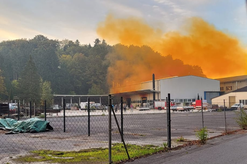 Prebivalci nad tovarno opazili oblak nenavadne barve: sprožili okoljski alarm (foto: Facebook/Günther Harmuss)