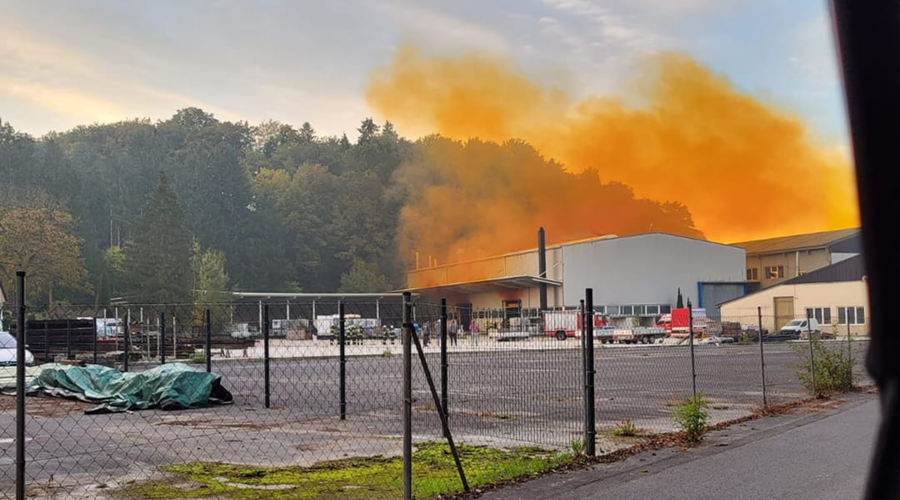 Prebivalci nad tovarno opazili oblak nenavadne barve: sprožili okoljski alarm (foto: Facebook/Günther Harmuss)