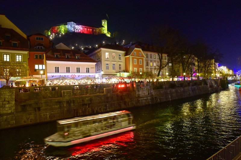 Ne le mrzla, letošnja zima bi bila brez praznične osvetljave mest lahko ena bolj temnih doslej (foto: Bobo)