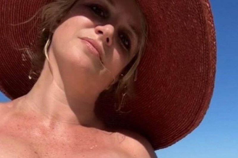 Britney Spears sledilce šokirala z golimi fotografijami s plaže (foto: Instagram/Britney Spears)