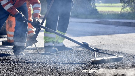 Kaj je tu narobe? Nova dolenjska kolesarska steza naletela na posmeh na spletu