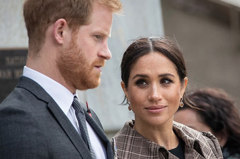 Princ Harry je po besedah kraljevega biografa ob Meghan Markle našel "izhod v sili" (foto: Twitter/Vlora news)