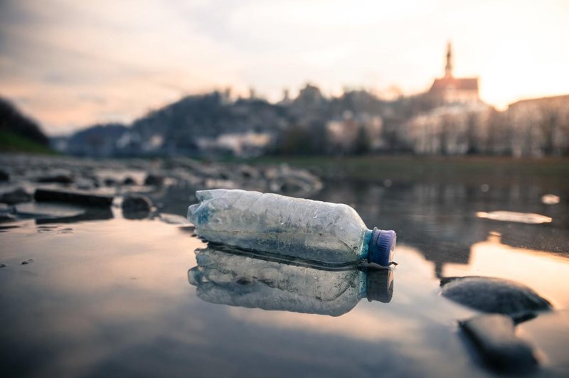 Kako se izogniti MIKROPLASTIKI, ko pa je ta POVSOD: v okolju in naših telesih (celo materinem mleku) (foto: profimedia)