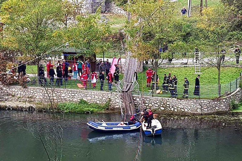 Grozljiva tragedija: zrušil se je viseči most, smrtne žrtve med nesrečnimi turisti (foto: MUP Srbije)