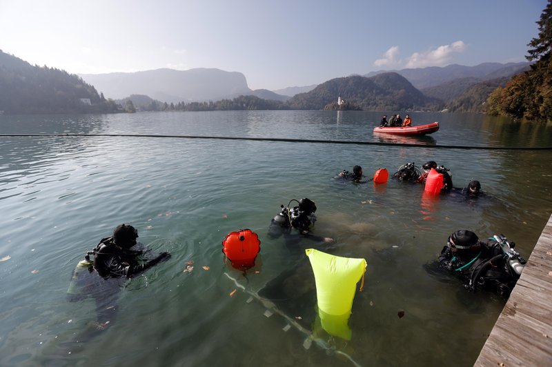 Potapljači so iz Blejskega jezera potegnili nekaj neverjetnega (foto: Luka Dakskobler/Bobo)