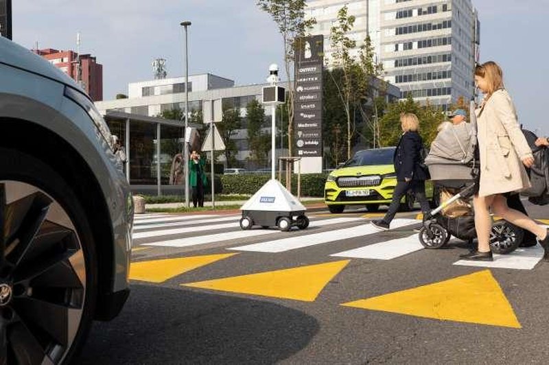 V Ljubljani nam bodo cesto pomagali prečkati roboti (foto: Katja Kodba/STA)