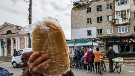 V le nekaj korakih lahko iz starega kruha pripravite povsem novo jed