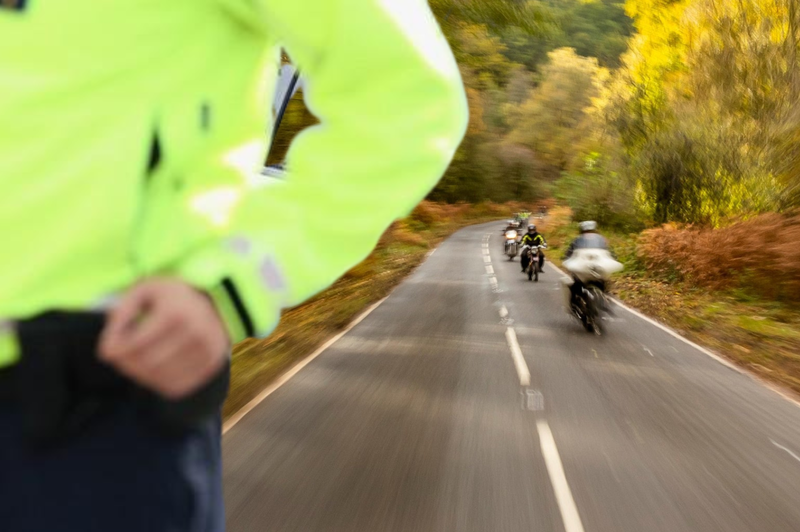 Med divjanjem v roke policistov: z motorjem za več kot dvakrat prekoračil hitrost (foto: Profimedia/Aleksandra Saša Prelesnik/fotomontaža)