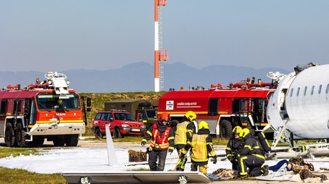 Vojaki, gasilci in reševalci strnili vrste in pomagali udeležencem letalske nesreče na Dolenjskem