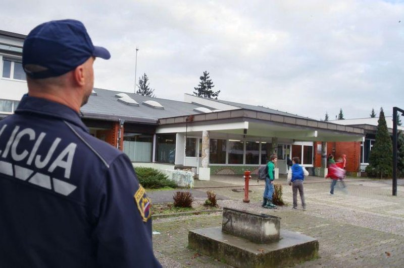 Zaskrbljeni starši: mlajši moški se pri tej slovenski osnovni šoli razkazuje otrokom (foto: OŠ Preserje/Bobo/fotomontaža)