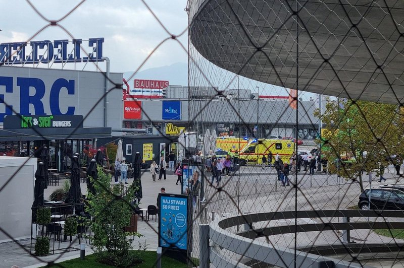 Pred trgovino na Rudniku zapeljal v ljudi, poškodovanih več oseb (foto: Twitter/overlord_tm)