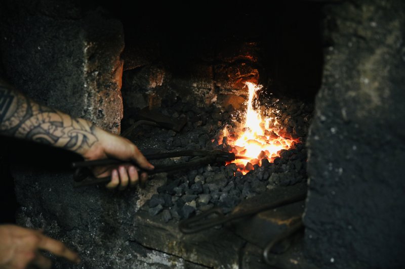 Dober glas seže v deveto vas: mladi slovenski kovač za zvezdnika priljubljenih ameriških filmov izdelal 'bojno sekiro' (foto: Aleksandra Saša Prelesnik)