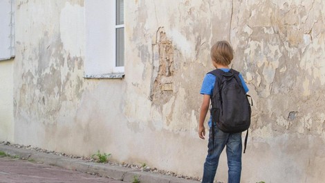 Šestletni deček z avtizmom izginil v neznano: nadzorna kamera ga je posnela, ko ...