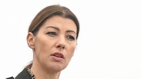 Bi morala Švarc Pipanova zaradi nakupa prostorov na Litijski izgubiti ministrski stolček? Večina trdi, da ja