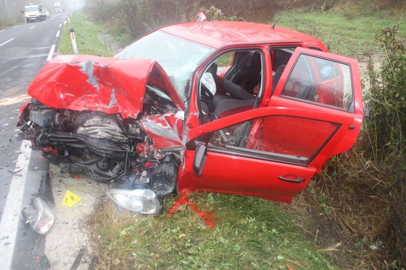 FOTO: 82-letnik povzročil hudo prometno nesrečo, dve osebi sta v smrtni nevarnosti (foto: Policija)