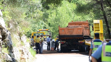 Več poškodovanih v trčenju minibusa in tovornega vozila