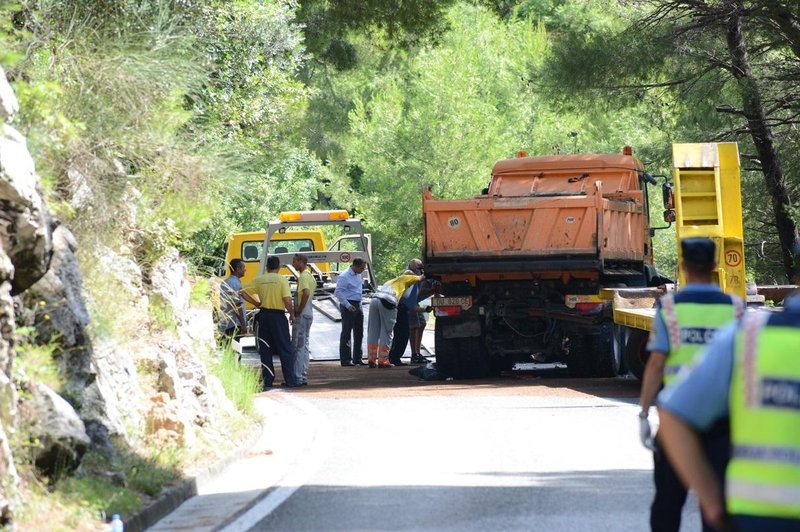 Več poškodovanih v trčenju minibusa in tovornega vozila (foto: Profimedia)