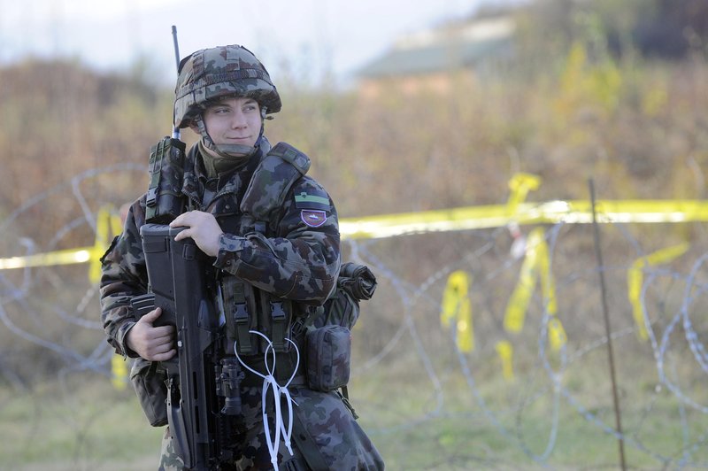 Bo slovenski vojak lahko postal vsak, ki dokonča osnovno šolo? (foto: Bor Slana/Bobo)