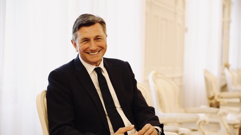 FOTO: Borut Pahor razkriva, s čim ga razvajajo medicinske sestre v bolnišnici