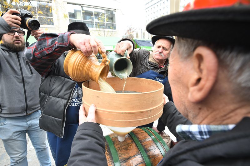 Že veste, kje boste ta konec tedna? Na zemljevidu poglejte, kje bodo potekala martinovanja (foto: Milos Vujinovic/Bobo)