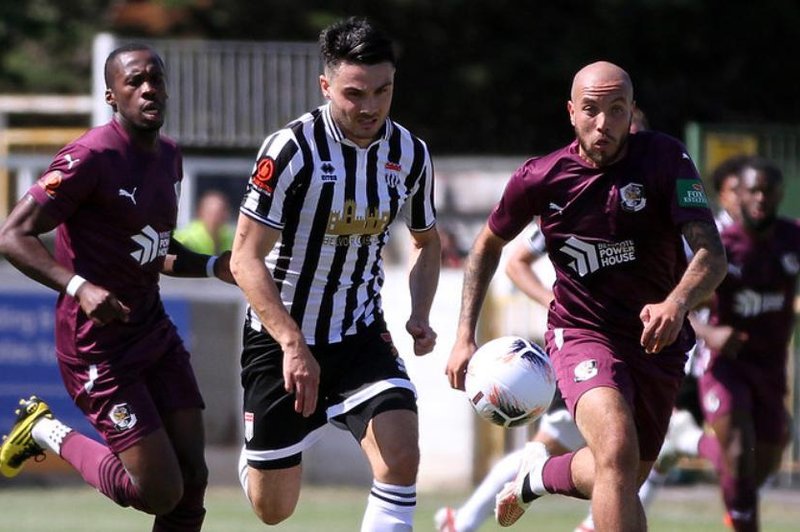 Grozljivka na nogometni tekmi: napadalec se bori za življenje, potem ko je z glavo trčil v reklamni pano (foto: Bath City)