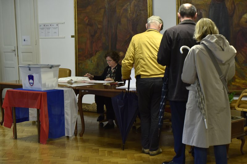 Poglejte, koliko ljudi je že glasovalo na predčasnih volitvah (precej drugače kot pred petimi leti) (foto: Žiga Živulović jr./Bobo)