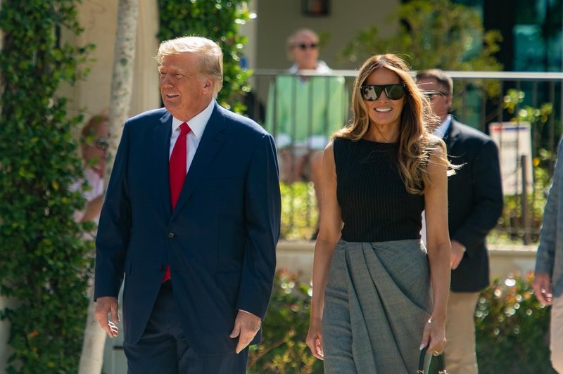 Melania Trump je pozornost pritegnila zaradi pregrešno drage torbice (foto: Profimedia)