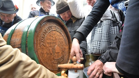 Številni vozniki ob martinovem pregloboko pogledali v kozarec in povzročali zmedo na cestah