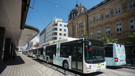 Brutalno je napadel partnerko na ljubljanskem mestnem avtobusu: kaj je povedal na zaslišanju?