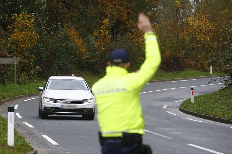 Policisti v prihodnjem tednu ponovno napovedali poostren nadzor na cesti (foto: Borut Živulovič/Bobo)