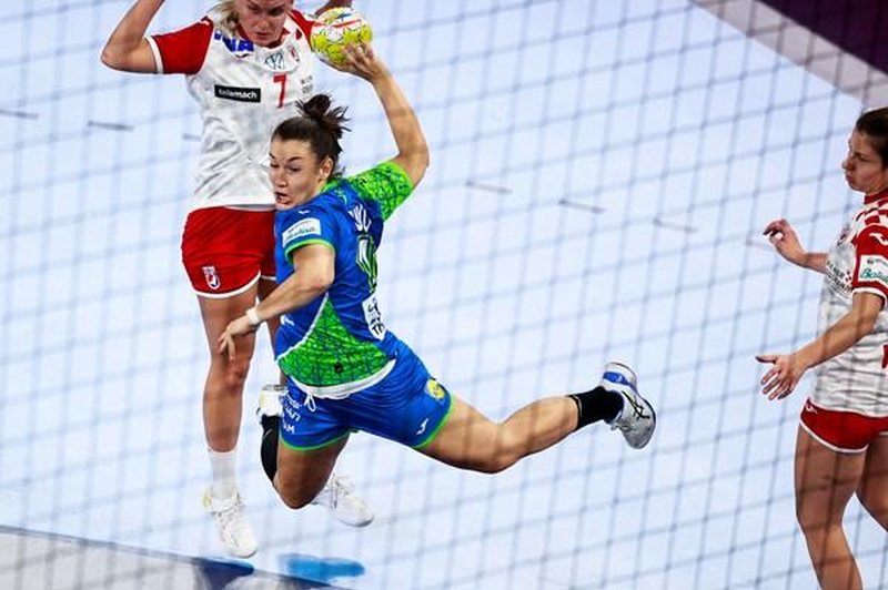 Če bi igrale še tri dni, ne bi zmagale: junaške Slovenke po razblinjenih sanjah jezne (tudi) na sodnike (foto: EHF)