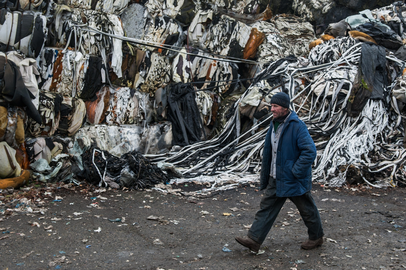 Slovenci letno odvržemo na tisoče ton tekstilnih odpadkov: ali vemo, kje končajo? (foto: Profimedia)