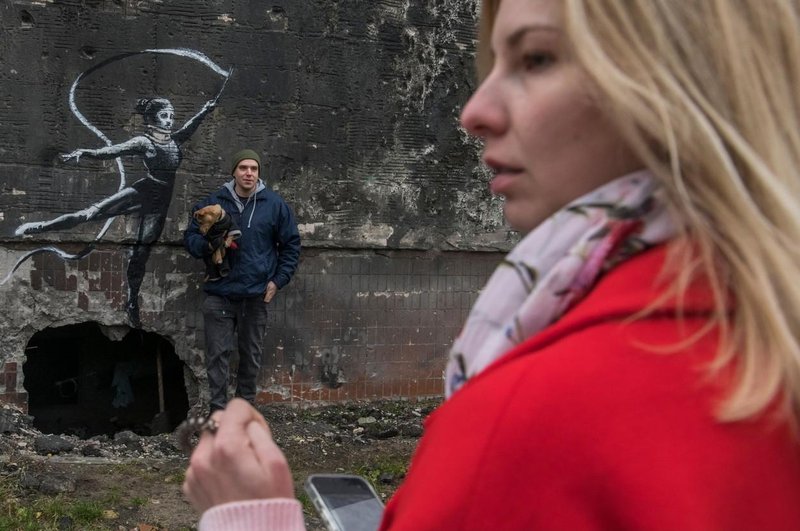 Banksy potrdil, da je umetniška kreacija na zbombardirani stavbi v Ukrajini njegova (foto: profimedia)