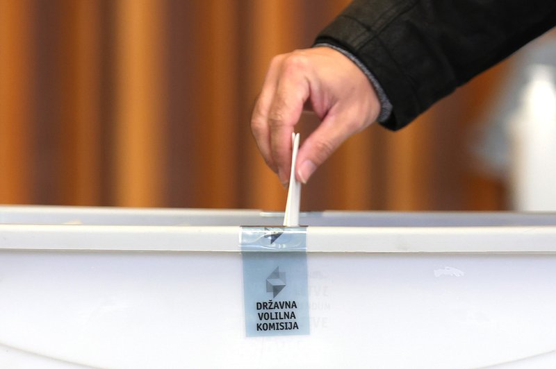 Zaprla so se volišča za evropske volitve in posvetovalne referendume (foto: Borut Živulovič/Bobo)