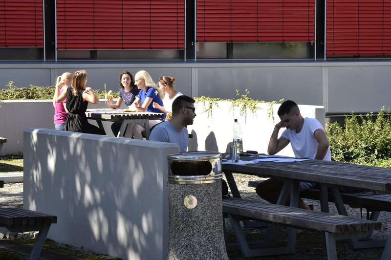 Študenti na nogah: ljubljanski bistro jim je odmeril čas za kosilo (foto: Žiga Živulović jr./Bobo)