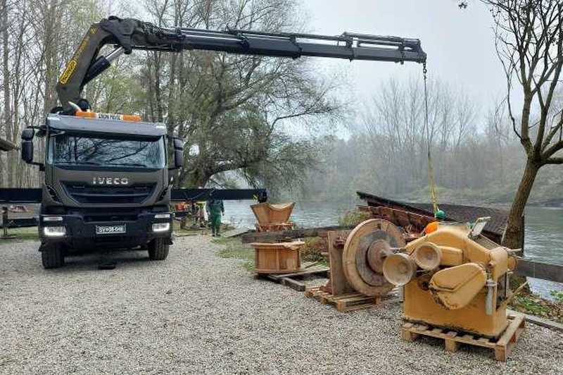 Po skoraj 2 mesecih jim je končno uspelo odstraniti mlin iz reke, občina že načrtuje novega (foto: STA)