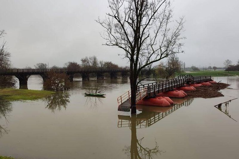 Most, ki ga je v naši bližini odplavilo neurje, postal prava atrakcija (foto: Dnevnik.hr)