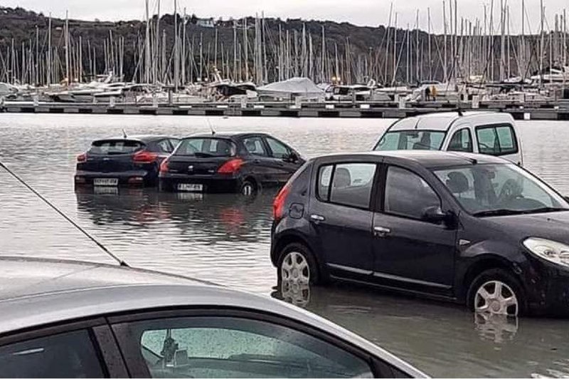 Drama v Piranu: morje premikalo avtomobile, škoda tudi v stanovanjih in lokalih (foto: Radio Capris/Facebook)