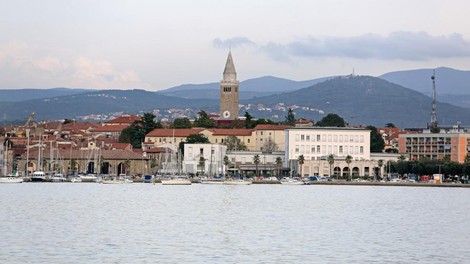 Obala je pod vodo: ne samo v Piranu, morje poplavlja tudi v Kopru, v Portorožu zalilo teniški center (FOTO)