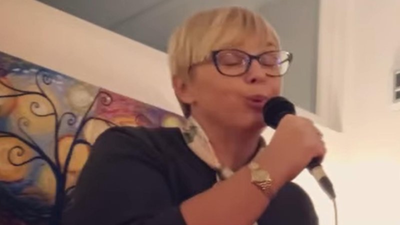 Nataša Pirc Musar ima pevski talent: tako je zapela svojo najljubšo pesem, ki velja za eno najtežjih (VIDEO) (foto: Facebook/Kristina Oberzan - Singer/Vocal Coach/NLP Master Life Coac/posnetek zaslona)