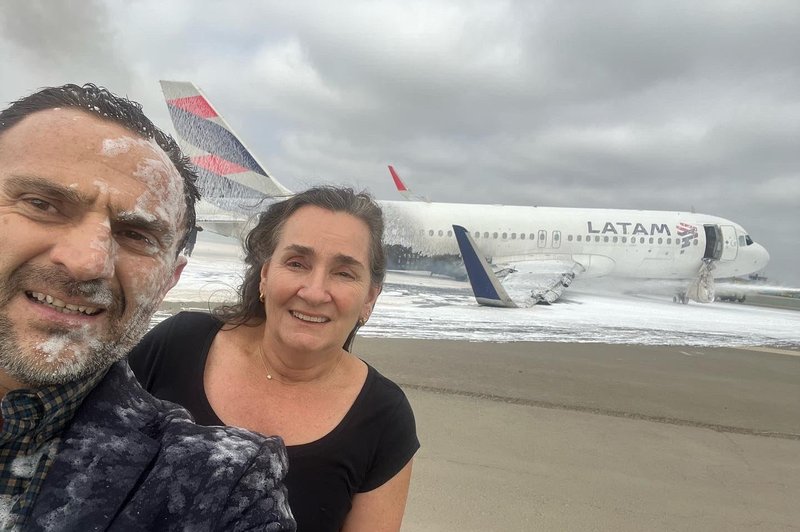 Po letalski nesreči sta zakonca posnela selfie in sprožila val zgražanja (foto: Twitter/enriquevarsi)