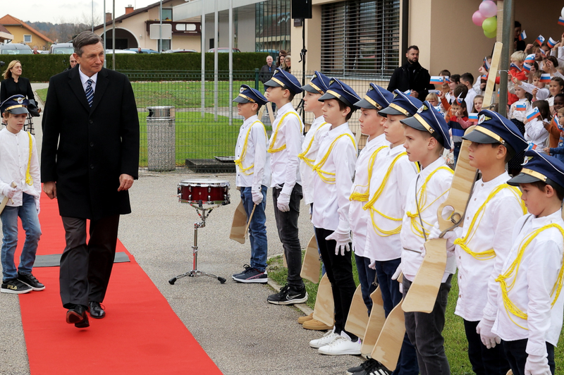 Učenci slovenske osnovne šole tako navdušili Pahorja, da jim je pripravil presenečenje (foto: Daniel Novakovič/STA)